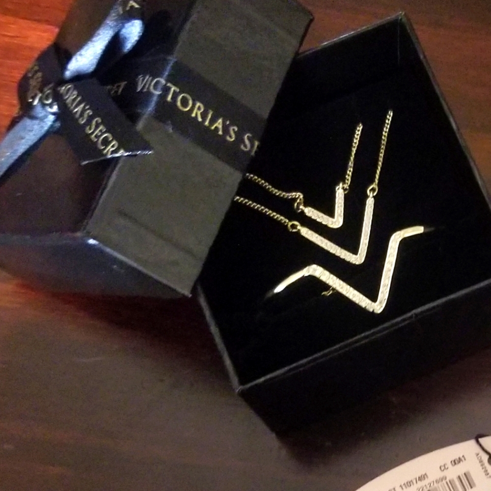 Victoria secerts (Necklace and baclet set.